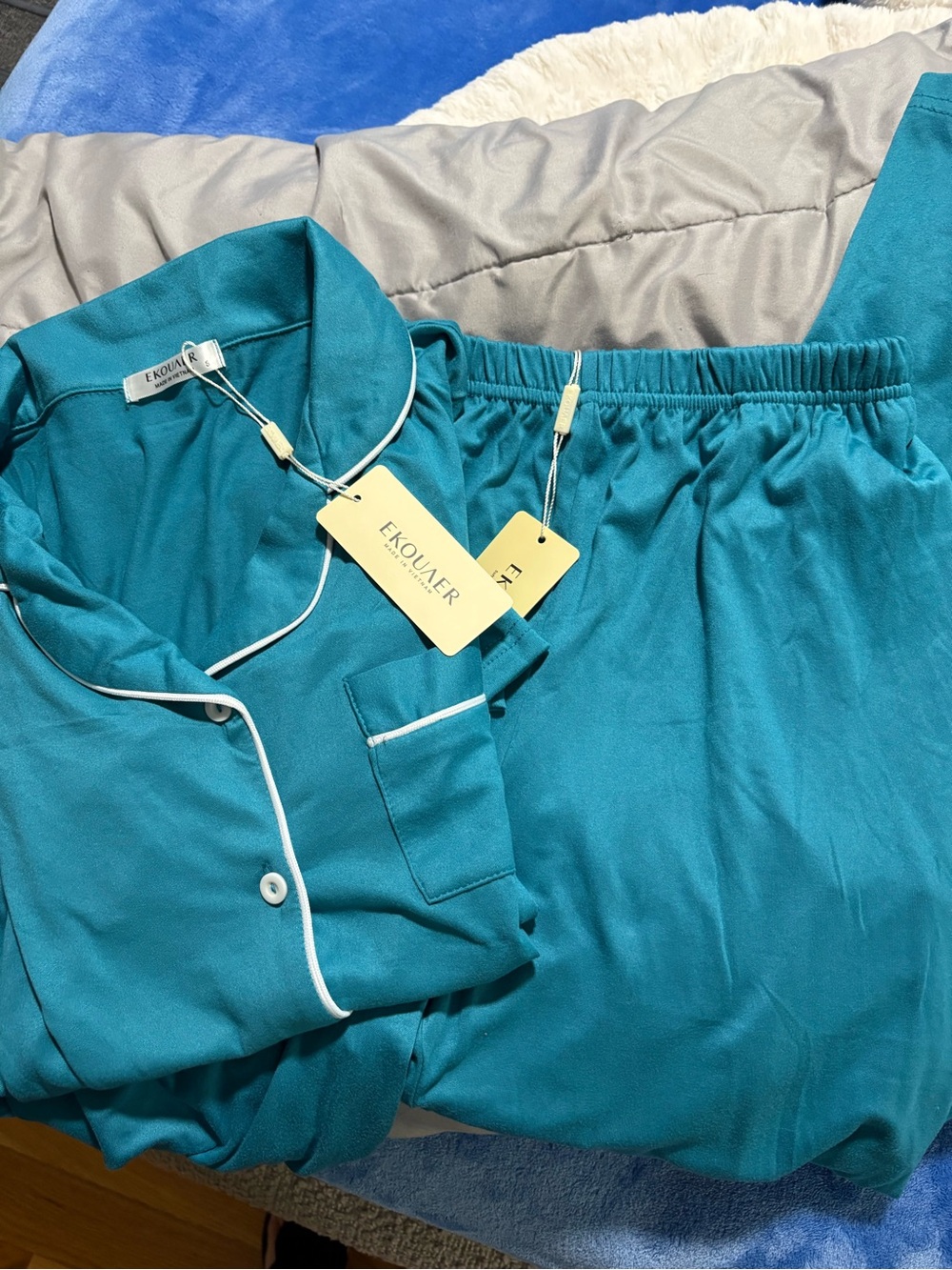 New with tags, Ekouaer Women's Teal Pajama Set with Contrast Piping